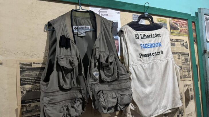 Patricio Aguilar acudía a sus coberturas siempre con una gorra y su chaleco de periodista. Foto: Página de Facebook De Frente Quinindé.
