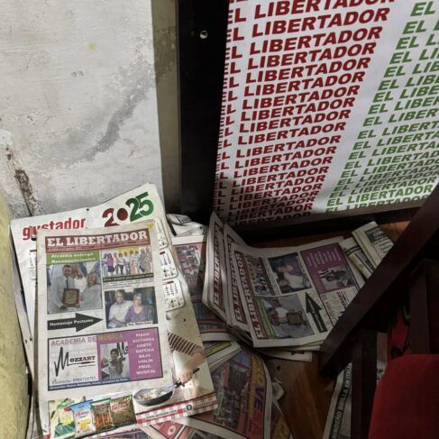 En la oficina de El Libertador, en el centro de Quinindé, quedaron decenas de ejemplares del periódico de Aguilar y la pancarta que usó un sinnúmero de veces para fotografiarse con sus lectores. Foto: Página de Facebook De Frente Quinindé.