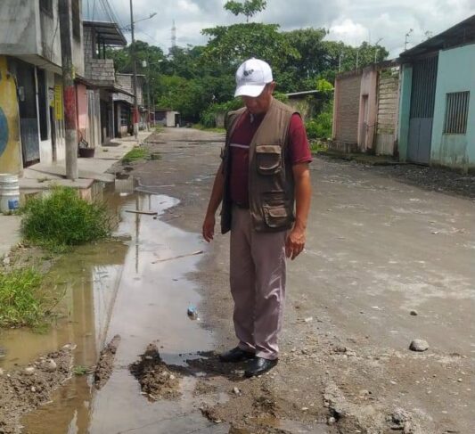 Aguilar fue corresponsal en Quinindé de los diarios Expreso y Extra. Iba solo a los barrios más alejados de la ciudad. Foto: Página de Facebook de Patricio Aguilar. 